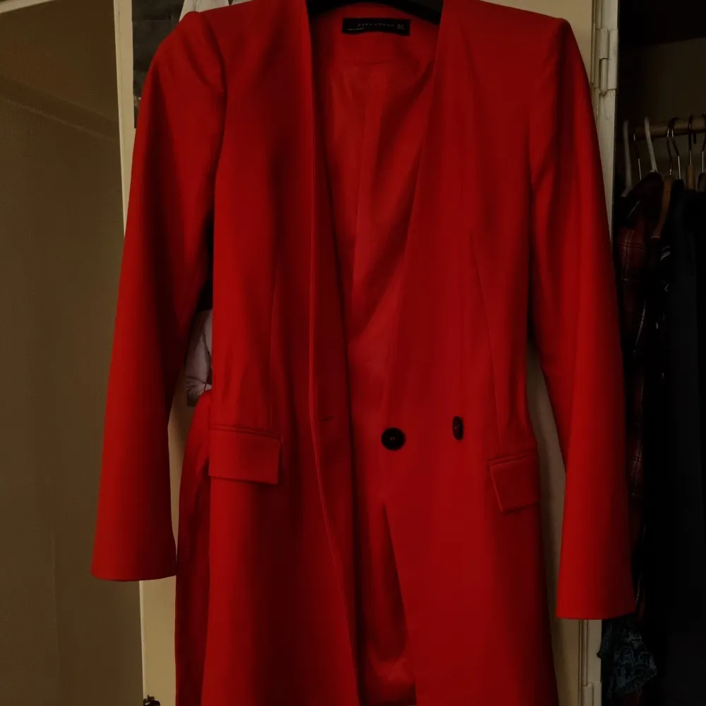 Röd kavaj från Zara. Aldrig använd!🤩. Kostymer.
