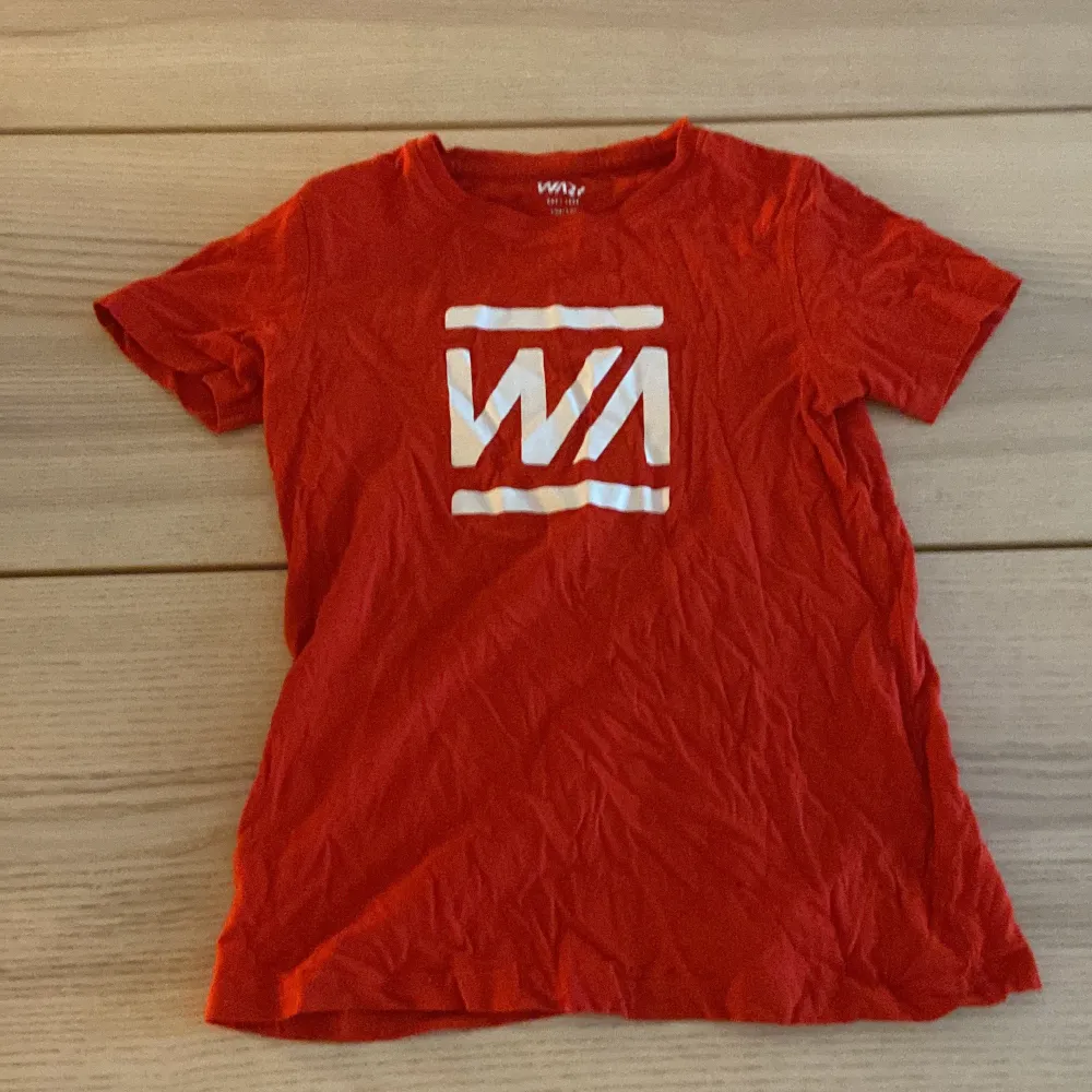 Röd t-shirt, bäst och använda på sommaren! Eller på någon träning som på idrotten, eller något liknade.. T-shirts.