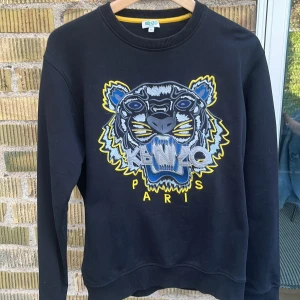 Tröja - Säljer denna svarta Kenzo tröja då jag inte använder den. Nästintill aldrig använd