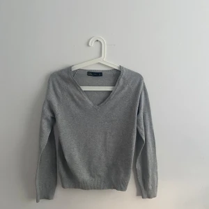 Zara tröja - En fin grå stickad tröja från zara. Storleken är L men den är liten så passar S💕 den är i väldigtbra skick och är super classy!