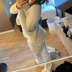 ETT PAR SKIT SNYGGA JEANS!!!😍💗 - Säljer mina vita Gina jeans då dom inte kommer till så mycket användning. Storlek 38 men passar 37!!💗