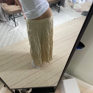 Långkjol - Säljer denna jätte fina prickiga långkjolen från Gina tricot❤️ Aldrig använd och finns inte att köpa längre❤️