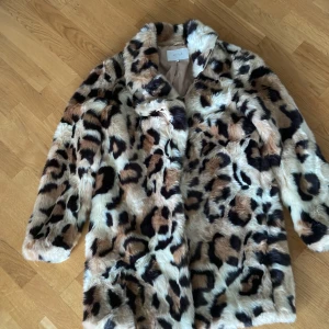 Vila Leopard jacka - Fuskpäls jacka från Vila Leopardmönster. Toppskick