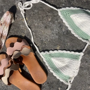 Virkade bikinis - Säljer handgjorda virkade bikinitoppar. Anpassad efter storlek och önskemål på färg. Bikinisarna är gjorda i 100% bomull💛💛