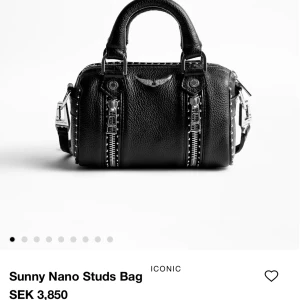 Zadig Voltaire väska - Sunny nano studs bag: Säljer min väska från Zadig & Voltaire då den inte kommit till användning därav är skicket som nytt. Väskan är äkta och köpt i butik även tygpåsen till väskan finns kvar och kommer med köpet🥰 Ordinarie pris: 3850kr