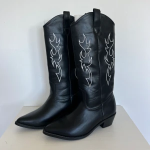 Cowboy boots - Cowboy boots från SHEIN i storlek 39, små i storleken så passar mer en 38. Aldrig använda. Köpta för 500kr, säljes för 200kr. Köparen står för frakten.