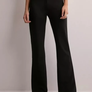 Kostymbyxa Nelly - Fin kostymbyxa ifrån Nelly i modellen Keep It Up flare pants. Använda ca 4 gånger, nypris 399kr☺️