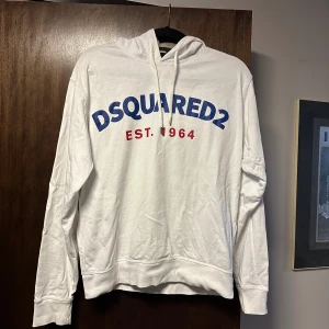 Dsquared2 hoodie - Storlek S, använd fåtalgånger men har en liten fläck på snöret (se bild 3) Nypris ca 3000, köpt på Farfetch 