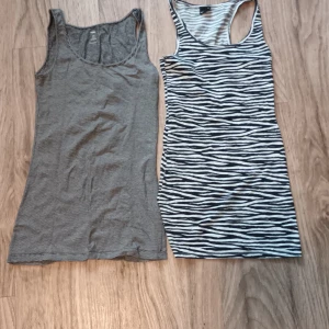 Linnen - Två linnen som kan säljas tillsammans eller separat. En för 50 och båda för 70kr   Båda två är xs men är stretchiga så dem passar nog även som small och medium