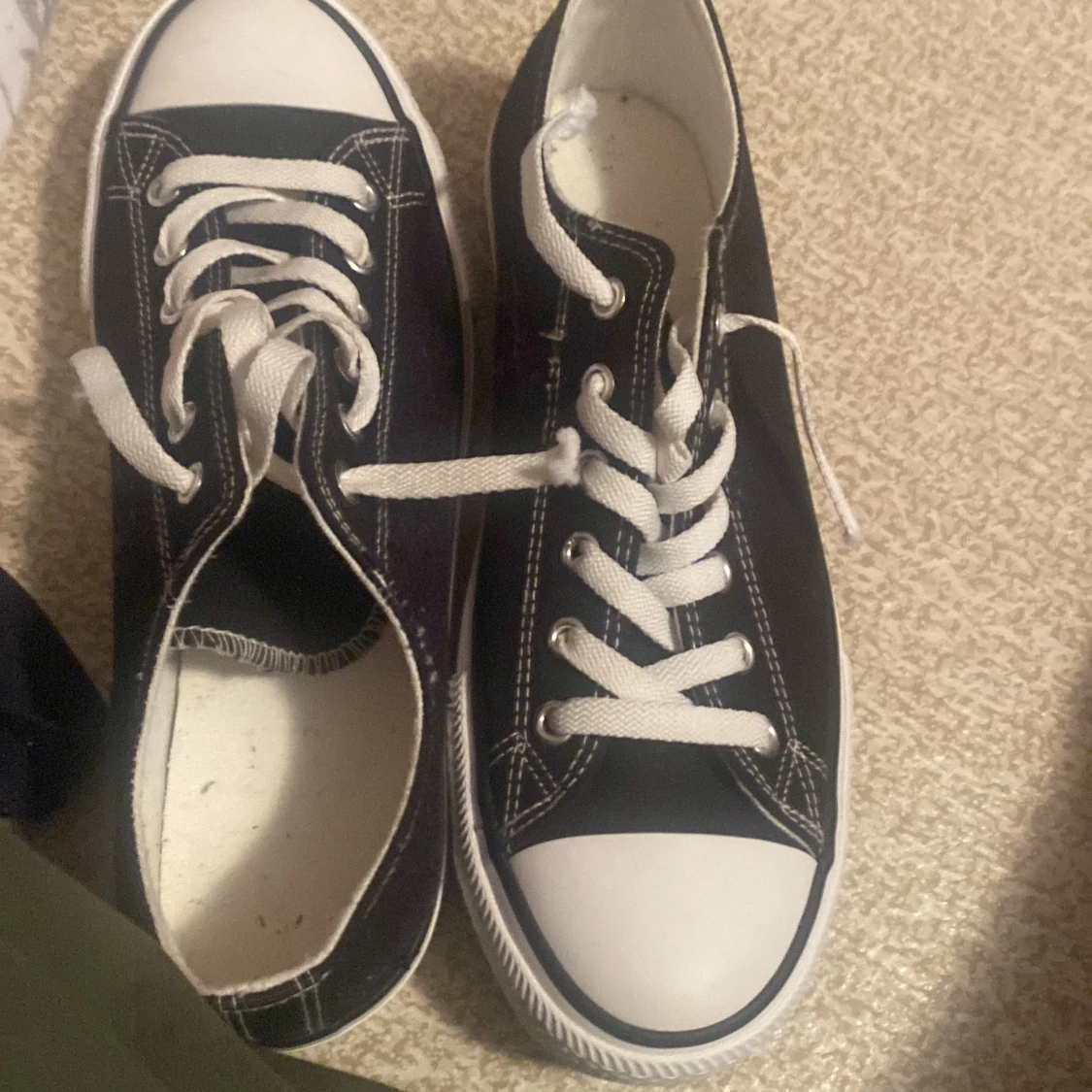 Svarta coustimesed skor - 90