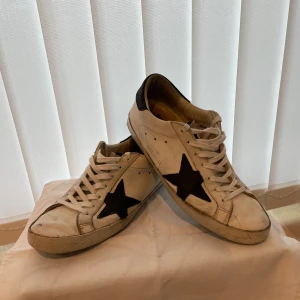Golden Goose - Säljer nu dessa feta Golden Goose skor👌🏽| Köpta för 5000kr säljer dem för 2099kr✅| Dem har en liten defekt på sulan men inget man tänker på👍🏽| Priset är ej hugget i sten 🪨 💸