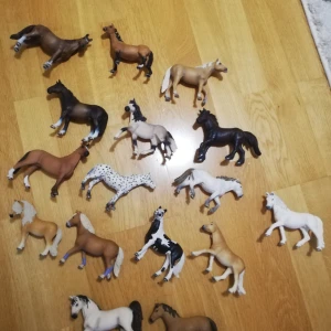 16 schleich hästar säljes - säljs inte längre i butik. Bra skick. 