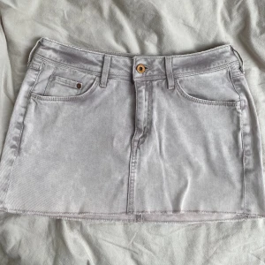 kort jeanskjol  - assnygg kort jeanskjol i en ljusrosa/gråaktig färg perfekt till sommaren! färgen kommer inte riktigt fram på dessa bilderna så kom privat om ni vill ha fler 🙏🏽