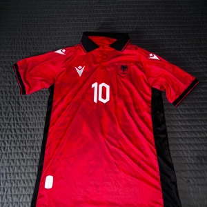 Albansk fotbollströja Bajrami #10 - Bra skick, säljer för har storlek M och den passar inte mig.