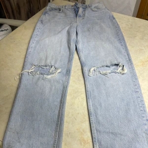 Jeans med hål i knän - Ingen användning. 