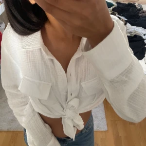 Vit skjorta  - Vit skjorta som går att knyta! Jätte snygg och bara använt fåtal gånger! Storlek M men skulle säga mer att det är en S! 