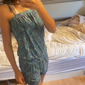 Klänning - Klänningen har shorts med fickor!  Band som håller upp klänningen vid axlarna  Inga hål/fläckar Skriv vid funderingar!