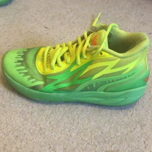 Melo 2 - Mb.2 köpta på solestory säljer för att de är för små. Skick 7/10. Sulan är inte skiten alls men små svettfläckar där fram.