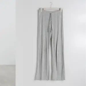 Söker dessa gråa byxor från Gina tricot som heter pointelle trousers då jag har tröjan men inte byxorna. Kan tänka mig i storlekar mellan s-L💗 hör gärna av er om ni säljer, betalar bra☺️