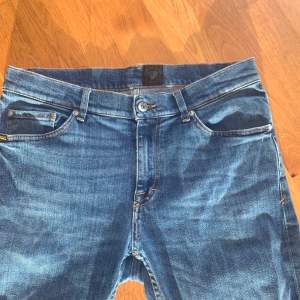 Feta Tiger Of Sweden jeans i färgen blå storlek är 31/32 och sitter slim. Jeansen är i mycket bra skick och nypris på dessa är mellan 1200-1600 kronor men här får du dom för 349!🌟 Hör av dig om du har några frågor eller vill ha fler bilder!😊 