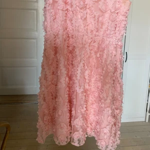 Sommarklänning  - Säljer min jättesöta klänning från Yumi Girl som är perfekt till sommaren! Den är i barnstorlek 9/10 år men passar mig jättebra som en miniklänning som brukar ha XS 💫 Knappt använd, inga defekter obs - på bilden har jag en vit kjol under!