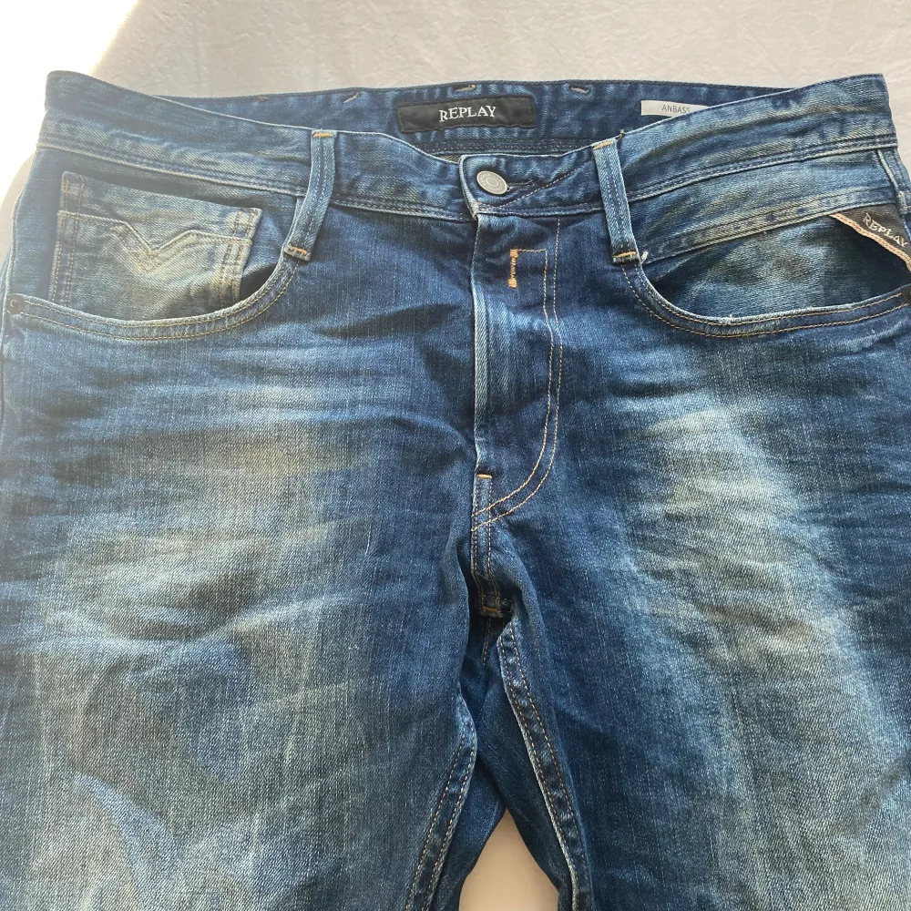 Riktigt snygga Replay jeans av den populära modellen anbass, fint skick, strlk 33/32  Bara att höra av sig vid frågor!. Jeans & Byxor.