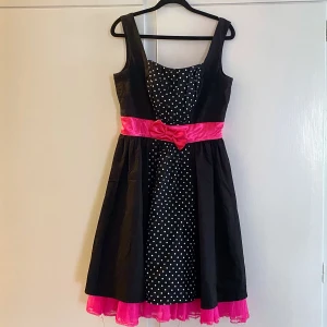 Klänning hellbunny  - Snygg rockabillyklänning från hellbunny i gott skick 