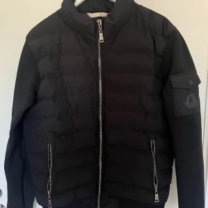 Moncler vindjacka  - Är i perfekt skick