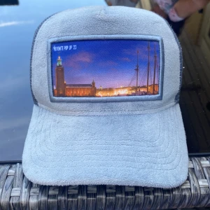 Revenite keps - Den är en Revenite keps från en pop up store från 2023, skicket är 9/10 nästan som ny har knappt använd. Köpte den för 500kr