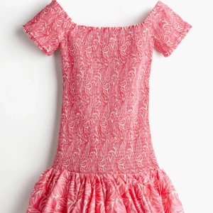 Smockad offshoulder klänning💕 - som är helt slutsåld!💞 storlek M men skulle säga att den är mindre i storleken. Hör av er vid intresse! Lappen finns kvar! Säljer pågrund av att jag har 2 st💞