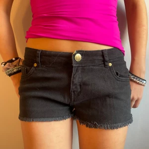 Låga jeansshorts  - Svarta lågmidjade jeansshorts med fin grön färg på insidan💛S/xs 