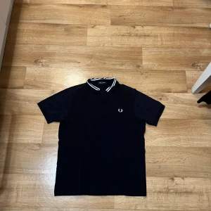 Fred Perry pike  - Säljer denna marinblåa Fred Perry pike eftersom den är lite för liten för mig, den är i väldigt fint skick, kan mötas upp 