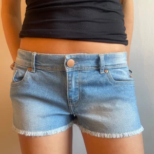Låga jeansshorts - Lågmidjade jeansshorts med leopard mönster på insidan!💛 storlek s/xs