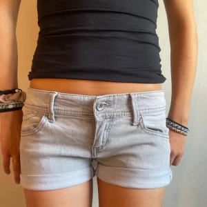 Låga jeansshorts  - Lågmidjade gråa jeansshorts! Storlek S/xs❤️
