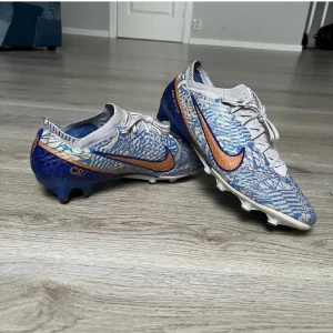 Fotbollsskor  - Säljer ett par fotbollsskor som jag köpte på Plick men dem va förstora så säljer vidare dem för samma peng. Hör av dig för fler bilder eller om du har någon fråga. Snabb affär 500kr🤝