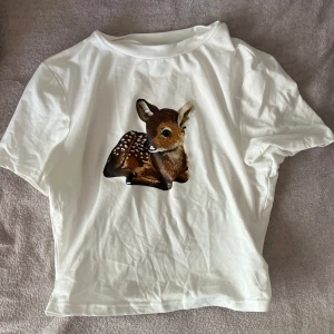 Söt t-shirt - Fin söt t-shirt med rådjur på. Helt ny och passar även som XS