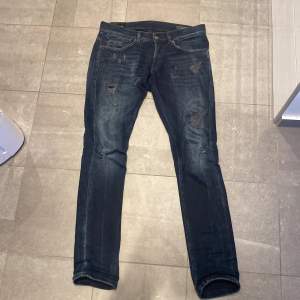 Dondup jeans i storlek 31. Dem är i väldigt bra skick och inga defekter på dem.
