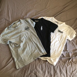 EMP slipknot tshirt collection - Limited edition låda av 3 tshirts me broderi, finns även broderi på ryggen av tshirtsen. Alla tröjor är M kan även skicka fler bilder på ryggarna t.ex  Låda ingår !