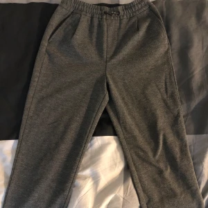 Byxor Zara  - Nytt fräscht  Modell Zara  Passar till barn ålder  11-14 är  Storlek cirka 152 