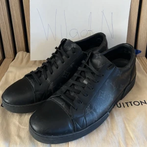Louis Vuitton Black Leather and Monogram Eclipse Canvas Match Up louis vuitton skor lv trainers sneakers - Louis Vuitton Black Leather and Monogram Eclipse Canvas Match Up🖤  -Storlek: LV11 (45/46) -Skick: 7/10 -Pris: 3600kr -Nypris: 10000kr+ -Frakt: Ingår📦   Og: Dustbag Tveka inte att höra av dig vid minsta frågan!