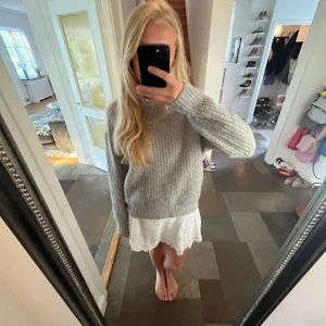 Grå stickad zaratröja - Stickad tröja från Zara i fint skick. Knappt använd. Storlek S. 