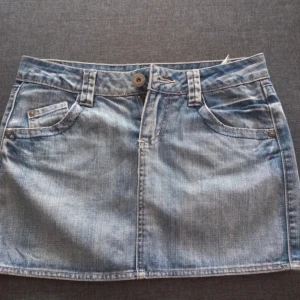 Lågmidjad jeanskjol - Väldigt lågmidjad jeanskjol i nyskick💞 Pris kan diskuteras! Midjemått 40cm och längd 34cm🤍