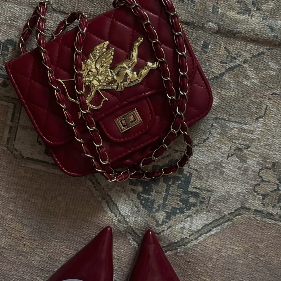 Rödväska med gulddetaljer