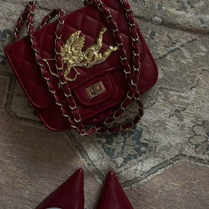 Rödväska med gulddetaljer - Stellic Design 💋 Röd väska med guld ängel! Skick: Mycket bra!