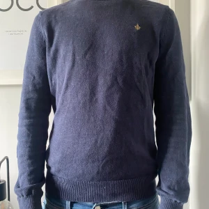 Stickad Morris tröja - Säljer min stickade Morris tröja då jag knappt använder den längre, skick 9/10 nästintill ny skick.  Köpt förra sommaren på NK för runt 1,7  