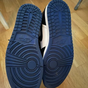 Air Jordan 1 Retro High OG ‘Royal Toe’ - Köpta i 2020 (3500kr) men dom är i helt ny skick. Köpte dom men insåg direkt efter att dom inte va min typ av skor därför använda jag aldrig dom. Lådan kommer med skorna och ett extra par snörren i blått och ett grattis par crease guards värda 100kr!