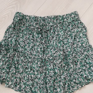 Kjol - Säljer dena supersöta grönblommiga kjolen från zara som inte kommer till användning längre!🩷🩷