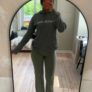 Calvin Klein hoodie - En grå Calvin Klein jeans hoodie i mycket bra kvalité. Nästan som ny. Säljer för 200 + frakt. Passa för både tjej och kille, storlek S. 