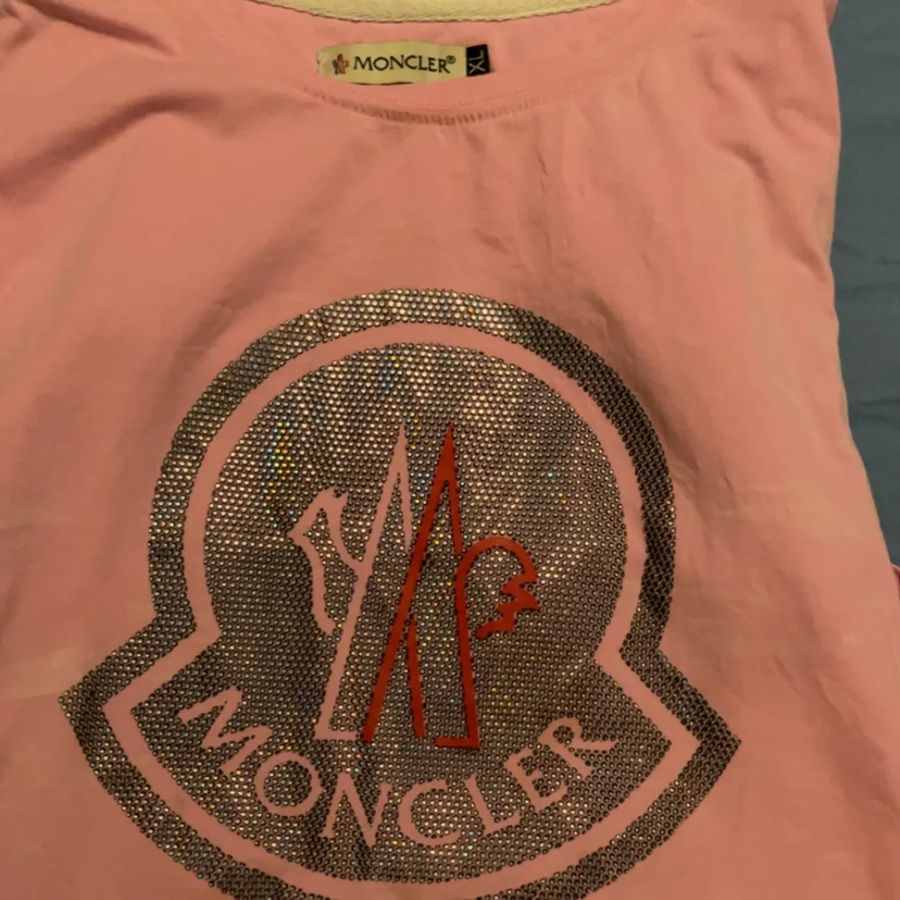 Äkta moncler t-shirt med logotyp  Strl: XL Nypris: 5249. T-shirts.