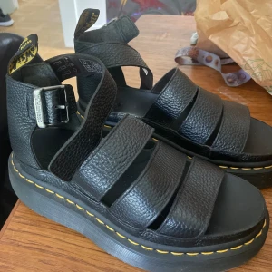 Dr Martins sandaler  - Använda en gång, för små för mig tyvärr sååå snygga. Storlek 38 original pris 1,500